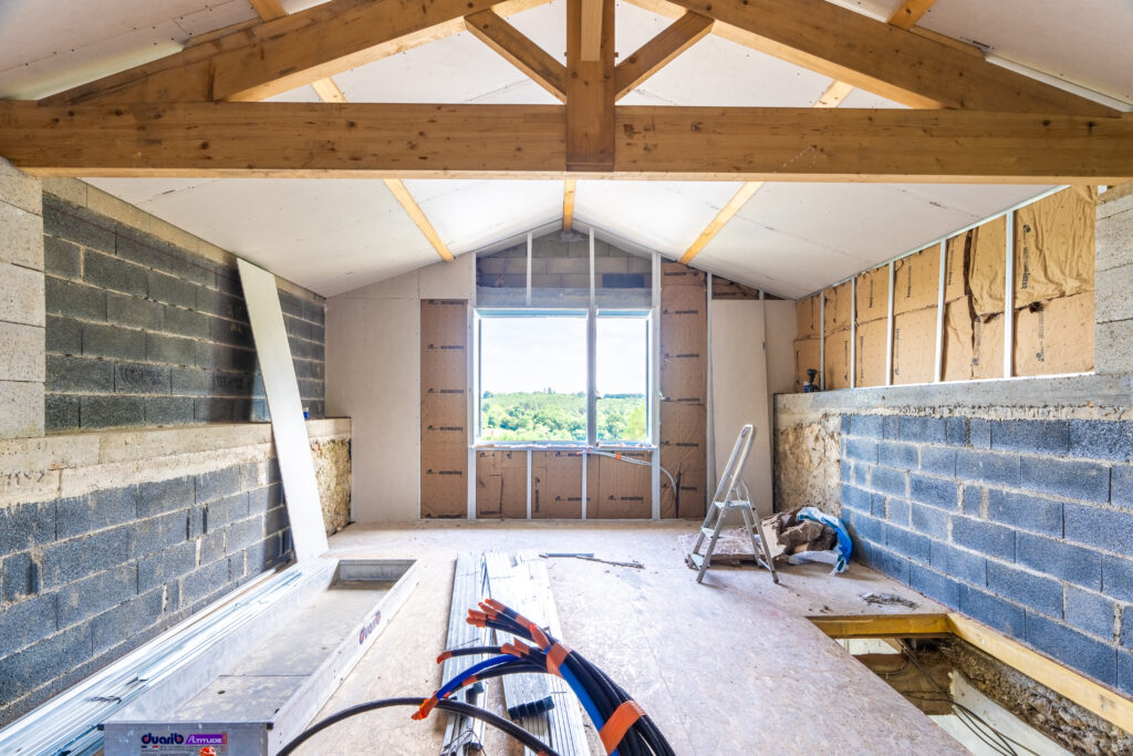travaux d’isolation des murs par l’intérieur dans une maison en rénovation dans les Landes (64)