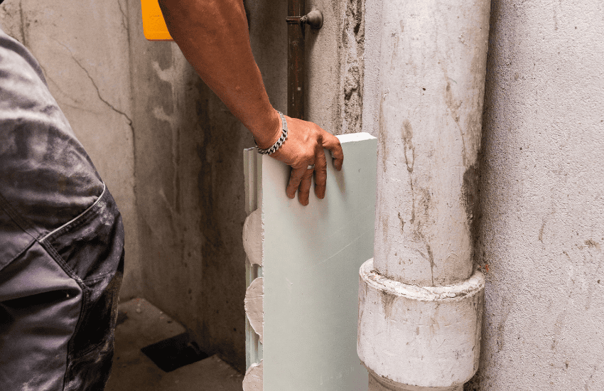 plombier réalisant des travaux sur canalisation dans une maison dans les Landes près de Dax (40, 64)